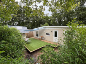 Cozy wooden cottage de Veluwe with private hot tub